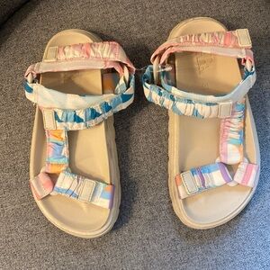 Zara kid sandals. Size 31. (Size 2)Very cute. Must see.
